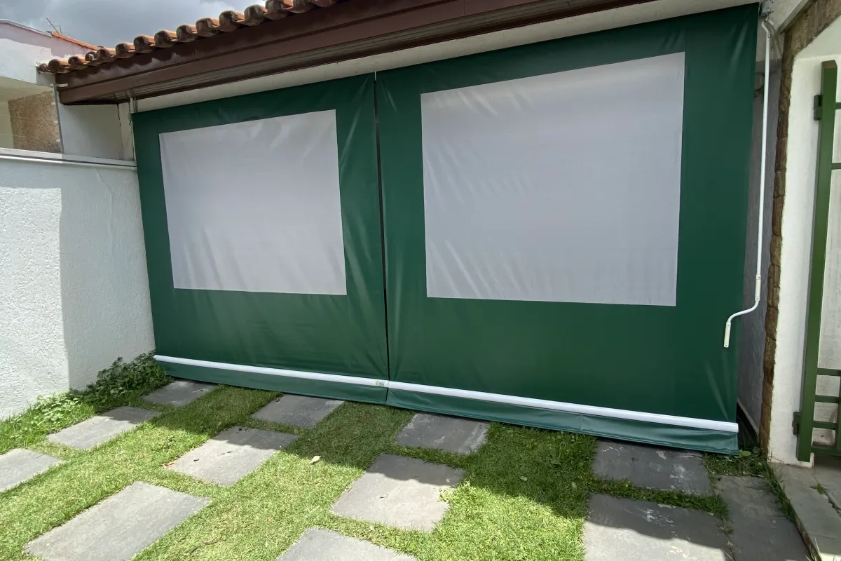 Cortina em lona vinílica instalada
