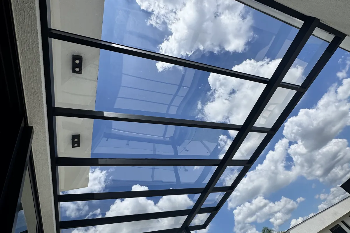 Cobertura de policarbonato compacto instalada